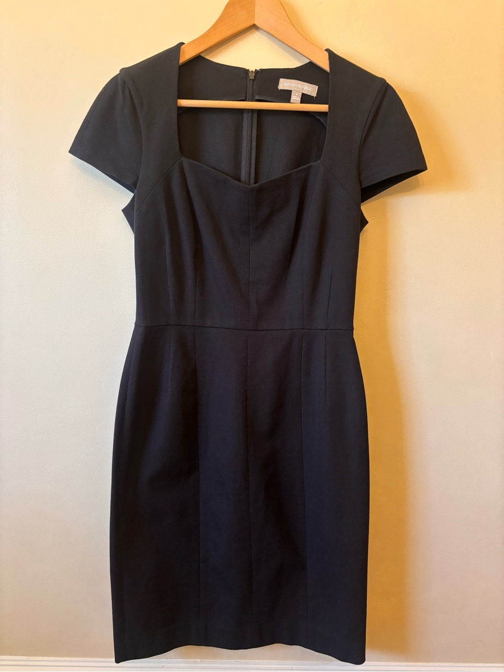 Classic Black Short-Sleeve Sheath Dress Banana Republic Women’s size 6 office